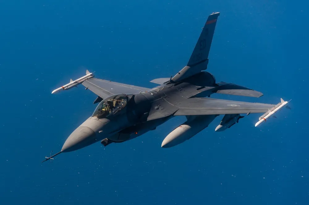 F-16携带灰狼原型飞行的2020年历史照片