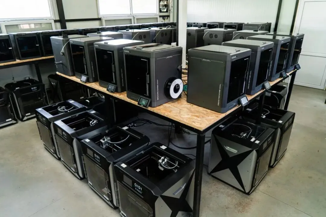 3Descu生产空间内排列的封闭式3D打印设备