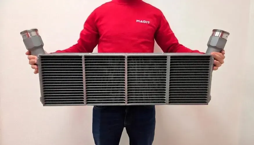 BRAVA项目用铝合金SLM分六模块打印并焊接近一米散热器，面向200 kW热负荷，同工况较传统方案减重33%、体积降11%、气动阻力降22%，并剖析薄壁、清粉、焊接及验证对一体化复用的制约。