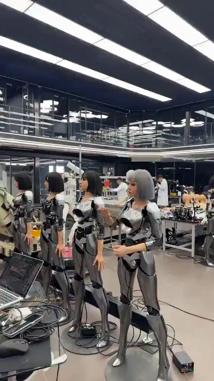 视频展示国内某人形机器人工厂内部，并介绍人形机器人内外采用3D打印技术。