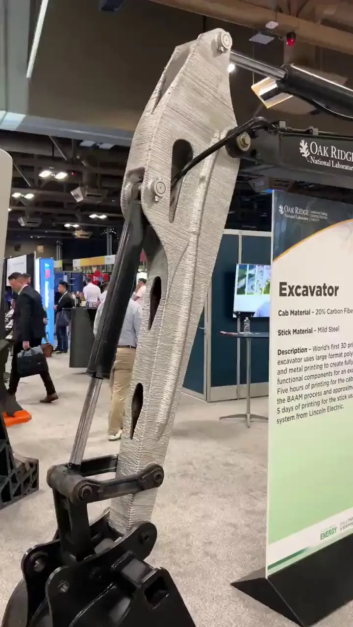 视频展示来自ORNL实验室的3D打印挖掘机臂。原文说明其使用低碳钢，打印历时5天，并亮相2023年奥斯汀Formnext展会。