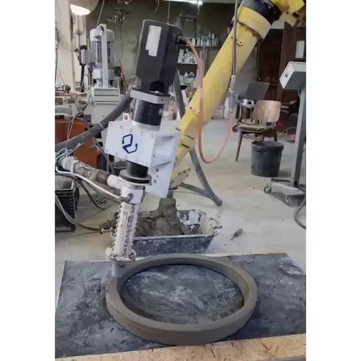 视频展示6轴机器人进行非平面混凝土3D打印，包括负角度和层方向的三维变化。原文介绍了配套软件、特殊配制的混凝土混合物与测试要求。